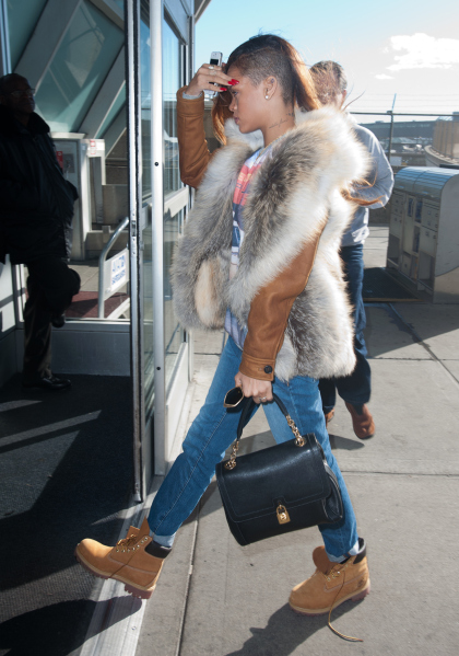 Exclusive - Rihanna Catches A Flight Out of NYC