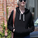 Anne Hathaway enjoys her breakfast with a friend at Glow in Los Angeles