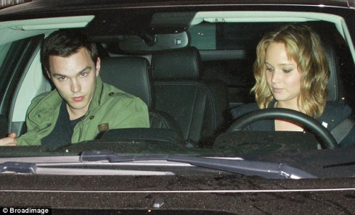jennifer-lawrence-nicholas-hoult-5-500x303
