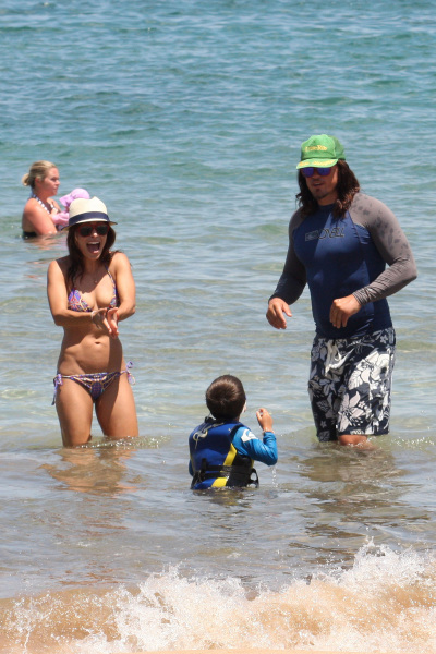 sarah-shahi-bikini-photos-maui-adds-053113 (11)