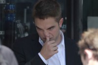Robert Pattinson Brings The Morning Links!