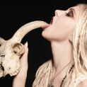 Taylor Momsen Brings The Late Night Links!