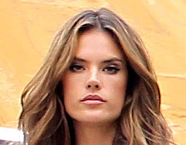**EXCLUSIVE** Alessandra Ambrosio flaunts her bikini body for a Victoria's Secret photo shoot in Miami