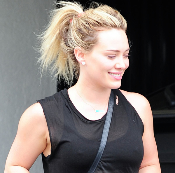gallery_enlarged-Hilary-Duff-Tit-Nipply-01