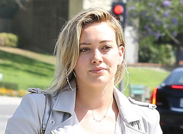 Hilary Duff Stops For A Smoothie