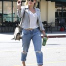 Hilary Duff Stops For A Smoothie
