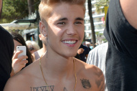 Justin Bieber Flexes Douchebag Muscles; Walks Around Shirtless In Cannes