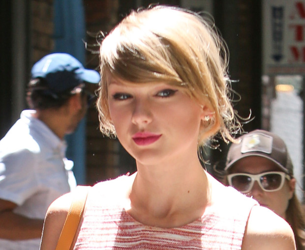 Taylor Swift Shows Off Her Toned Tummy 3-12ASA