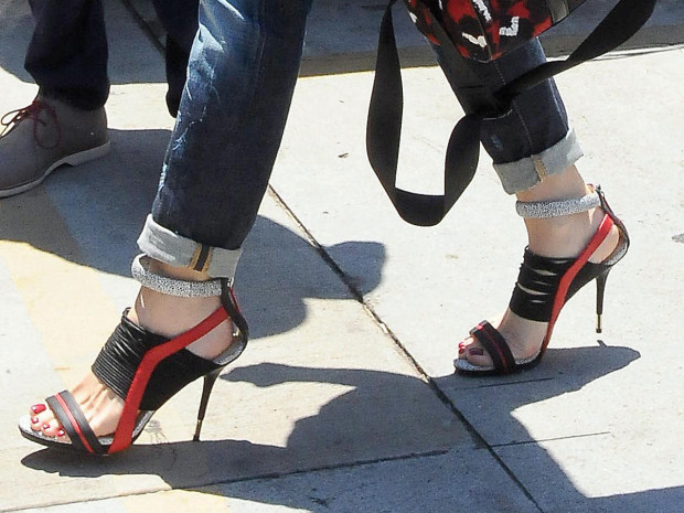 Gwen Stefani Visits An Acupuncture Studio