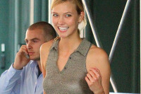 Let’s Explore The Dynamics of The Karlie Kloss-Taylor Swift Relationship; And Also: Karlie Goes Down NYC Curb!!