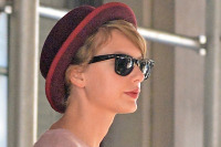 “That-Cat-Lady” a.k.a. Taylor Swift Out & About in NYC