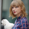 NYC-Cat-Lady Taylor Swift Takes Meredith For A Walk