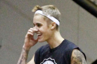 Clipper-Fan Justin Bieber Flexes Douche Muscles; Plays Ball In Rome