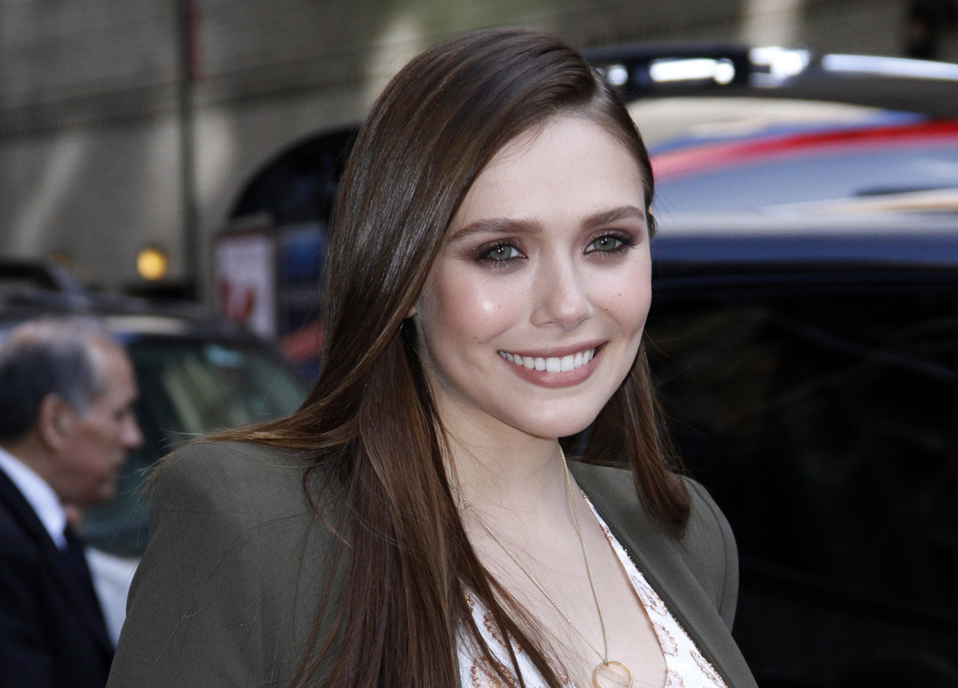 Elizabeth Olsen Hits Up David Letterman ADDS--9