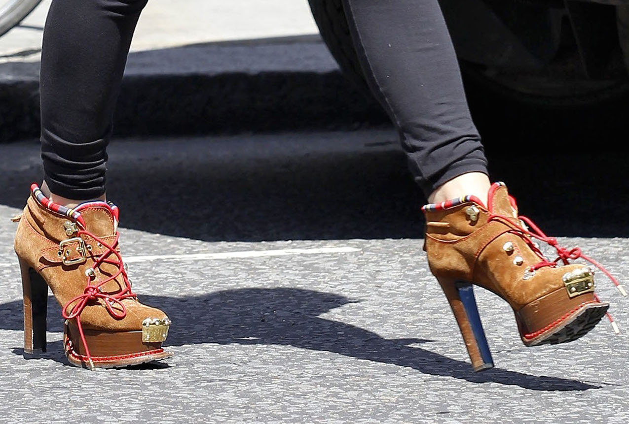 Lily Allen Shops & Smokes In Notting Hill
